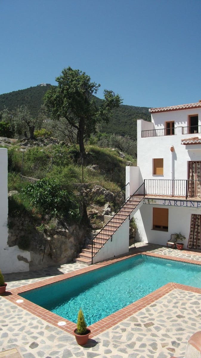 3 slaapkamer Huis voor vakantieverhuur in Pinos del Valle met zwembad garage - € 150 (Ref: 1325766)