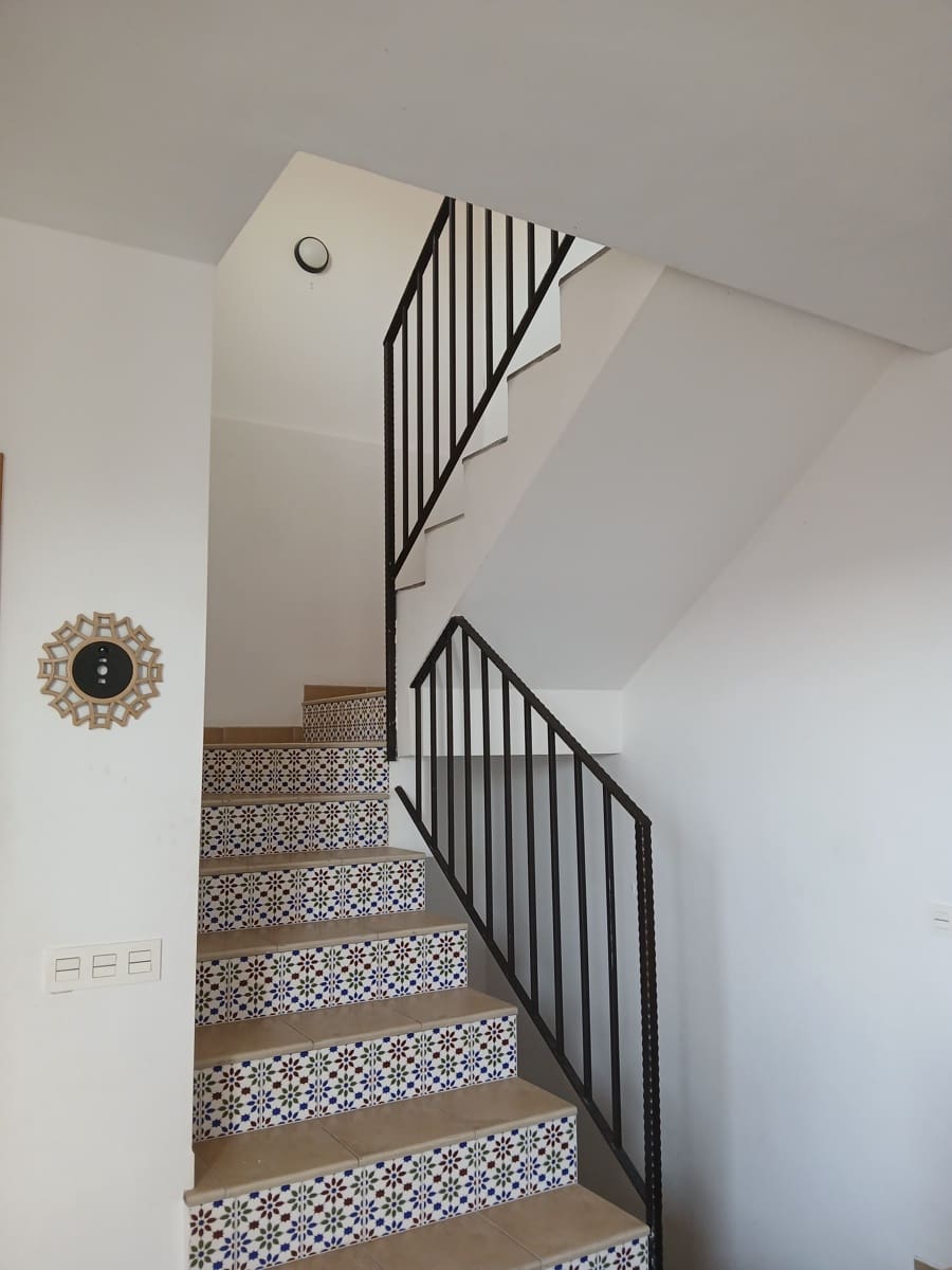 3 quarto Casa em Banda para arrendar em Pinos del Valle com piscina garagem - 675 € (Ref: 2010795)