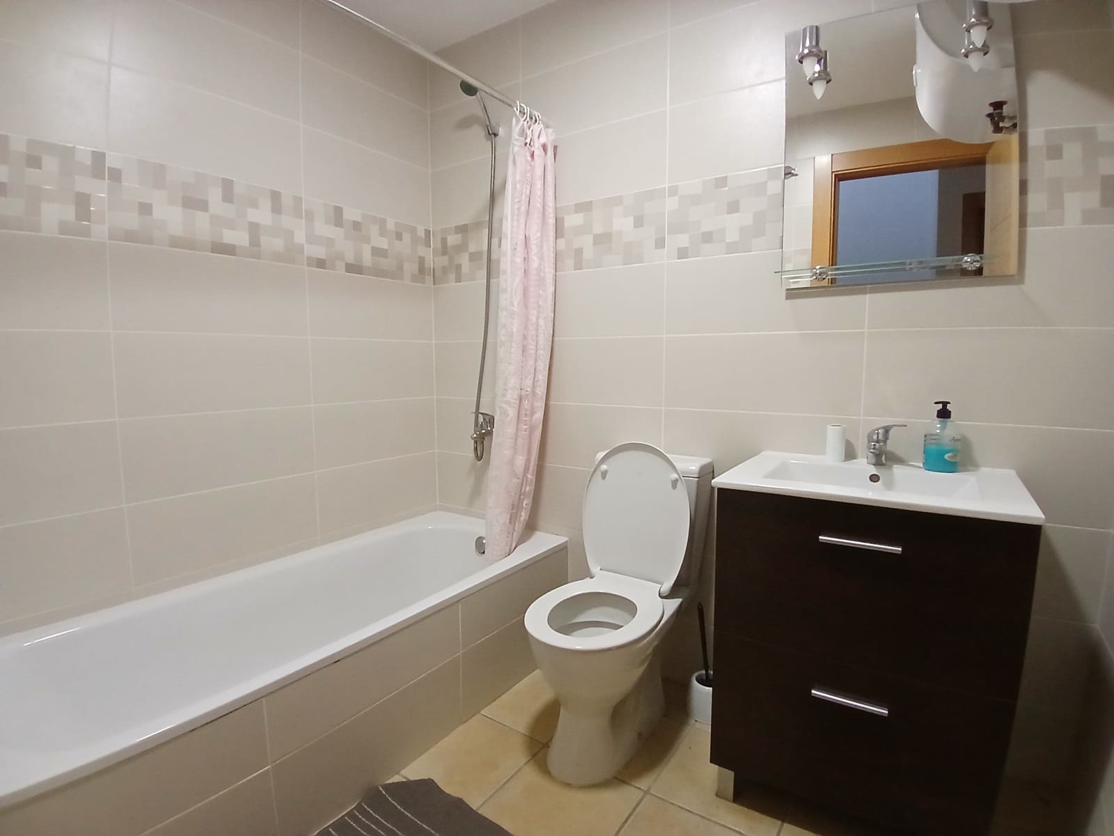 3 quarto Casa em Banda para arrendar em Pinos del Valle com piscina garagem - 675 € (Ref: 2010795)