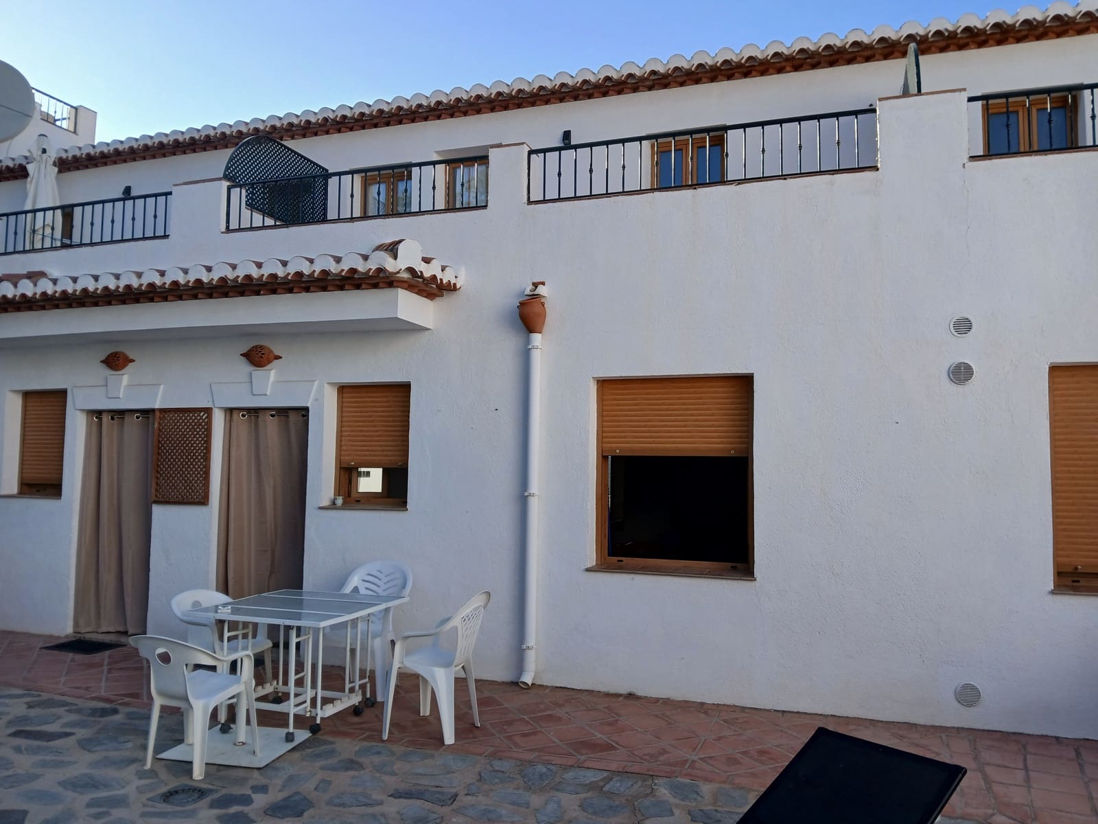 3 quarto Casa em Banda para arrendar em Pinos del Valle com piscina garagem - 675 € (Ref: 2010795)