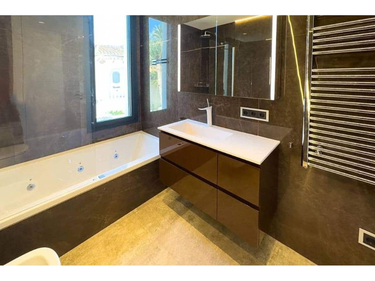 4 makuuhuone Huvila myytävänä paikassa Calpe / Calp mukana uima-altaan 
autotalli - 2 849 000 € (Ref: 8299953)