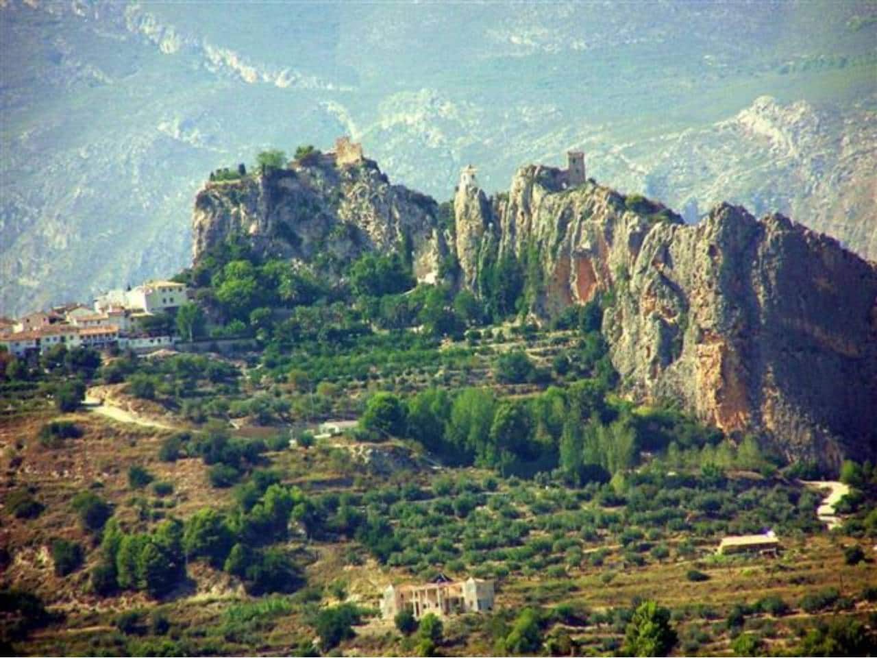 Grunde uden byggetilladelser til salg i Guadalest - € 95.000 (Ref: 9002469)