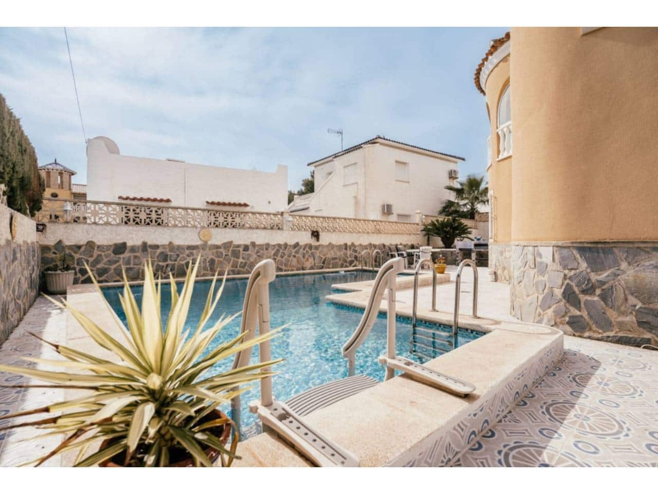 Chalet de 4 habitaciones en Orihuela en venta con piscina garaje - 399.000 € (Ref: 9480829)