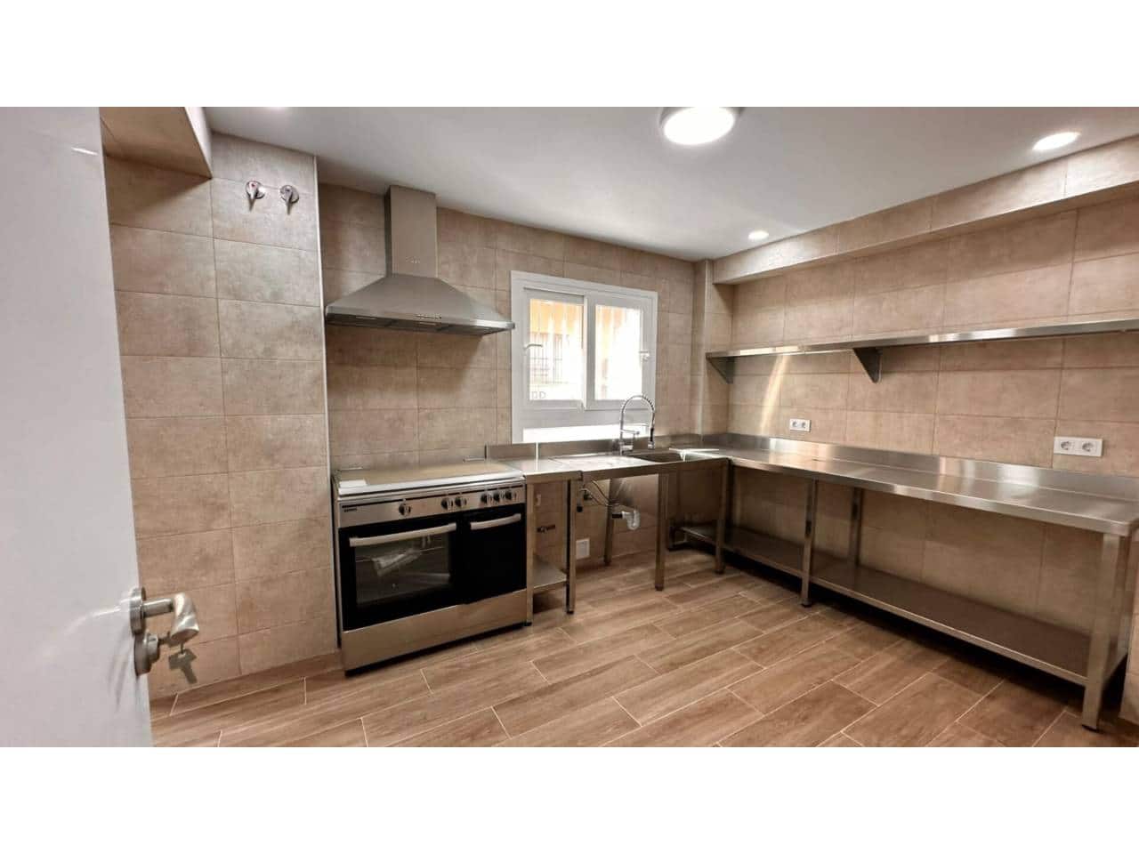 10 bedroom Hotel for sale in Calpe / Calp - € 419,000 (Ref: 9719359)