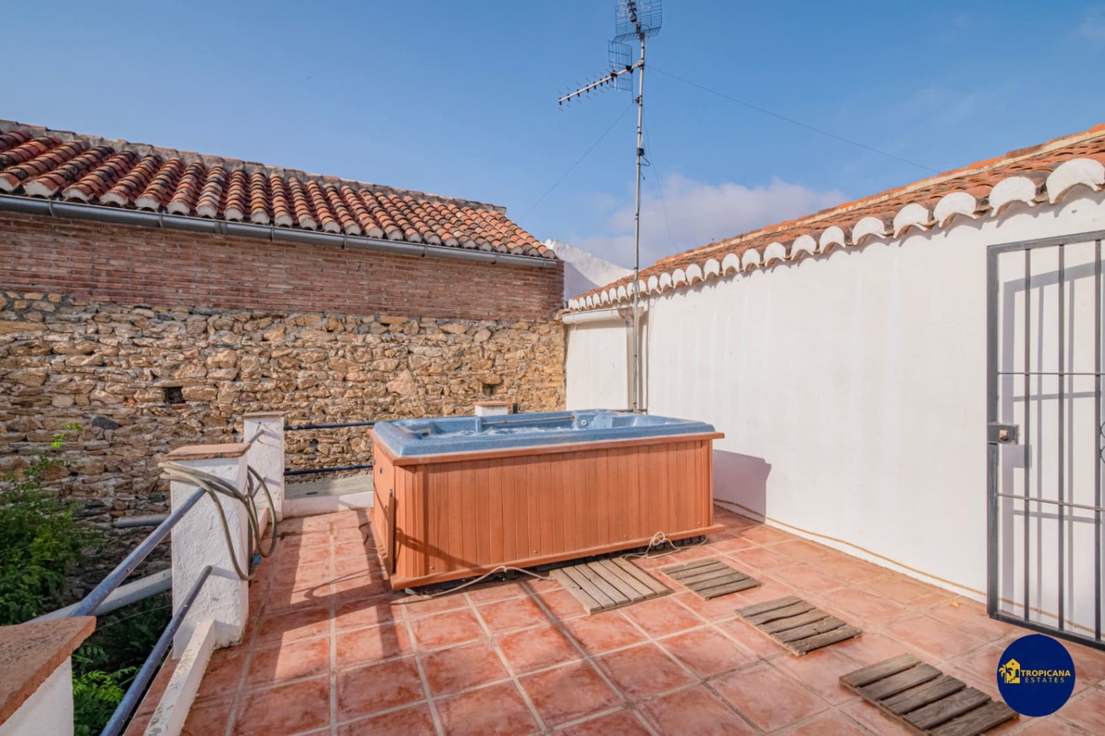 2 bedroom Finca/Country House for sale in Almunecar with garage - € 289,000 (Ref: 10048621)