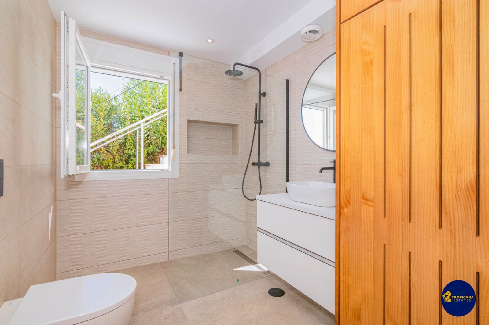 3 bedroom Villa for sale in Almunecar with pool garage - € 1,395,000 (Ref: 10130938)