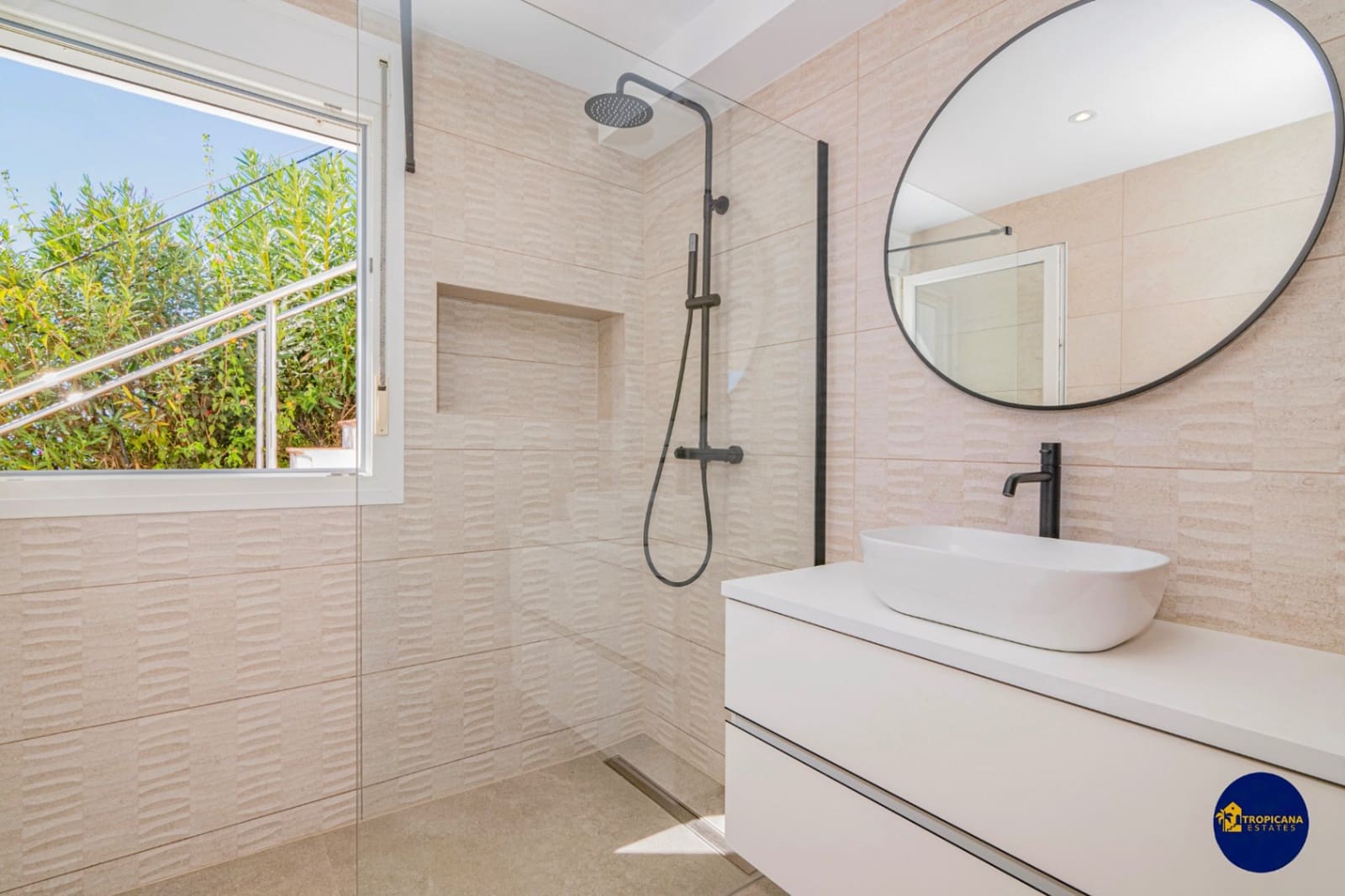 3 bedroom Villa for sale in Almunecar with pool garage - € 1,395,000 (Ref: 10130938)