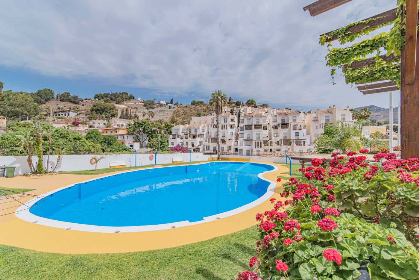 2 soveværelse Rækkehus til salg i Almunecar med swimmingpool garage - € 319.000 (Ref: 9197080)