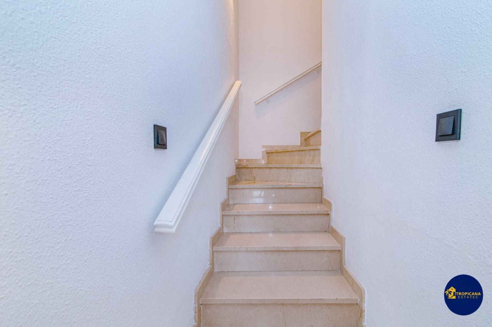 2 soveværelse Rækkehus til salg i Almunecar med swimmingpool garage - € 319.000 (Ref: 9197080)