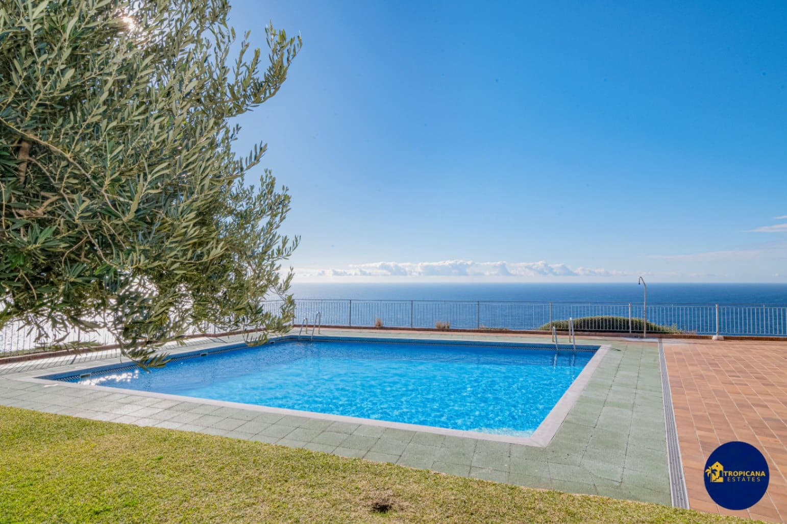 4 soveværelse Rækkehus til salg i Almunecar med swimmingpool garage - € 395.000 (Ref: 9441074)