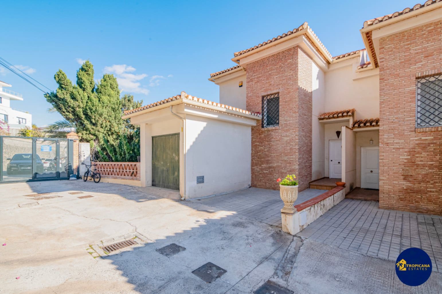 4 soveværelse Rækkehus til salg i Almunecar med swimmingpool garage - € 395.000 (Ref: 9441074)