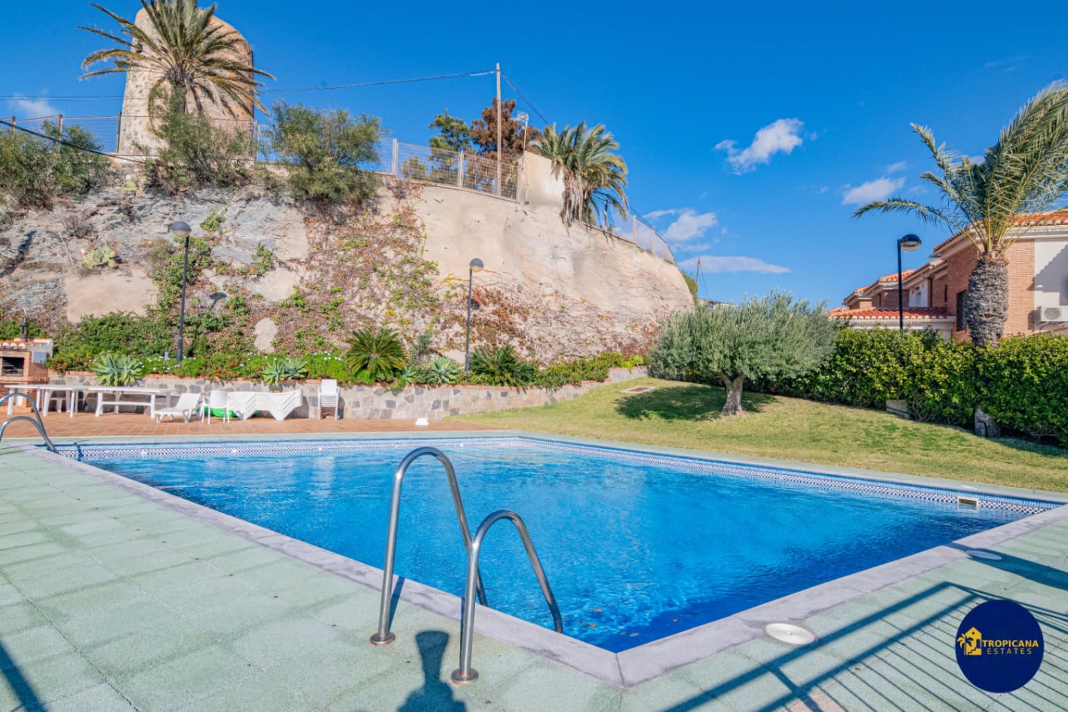 4 soveværelse Rækkehus til salg i Almunecar med swimmingpool garage - € 395.000 (Ref: 9441074)