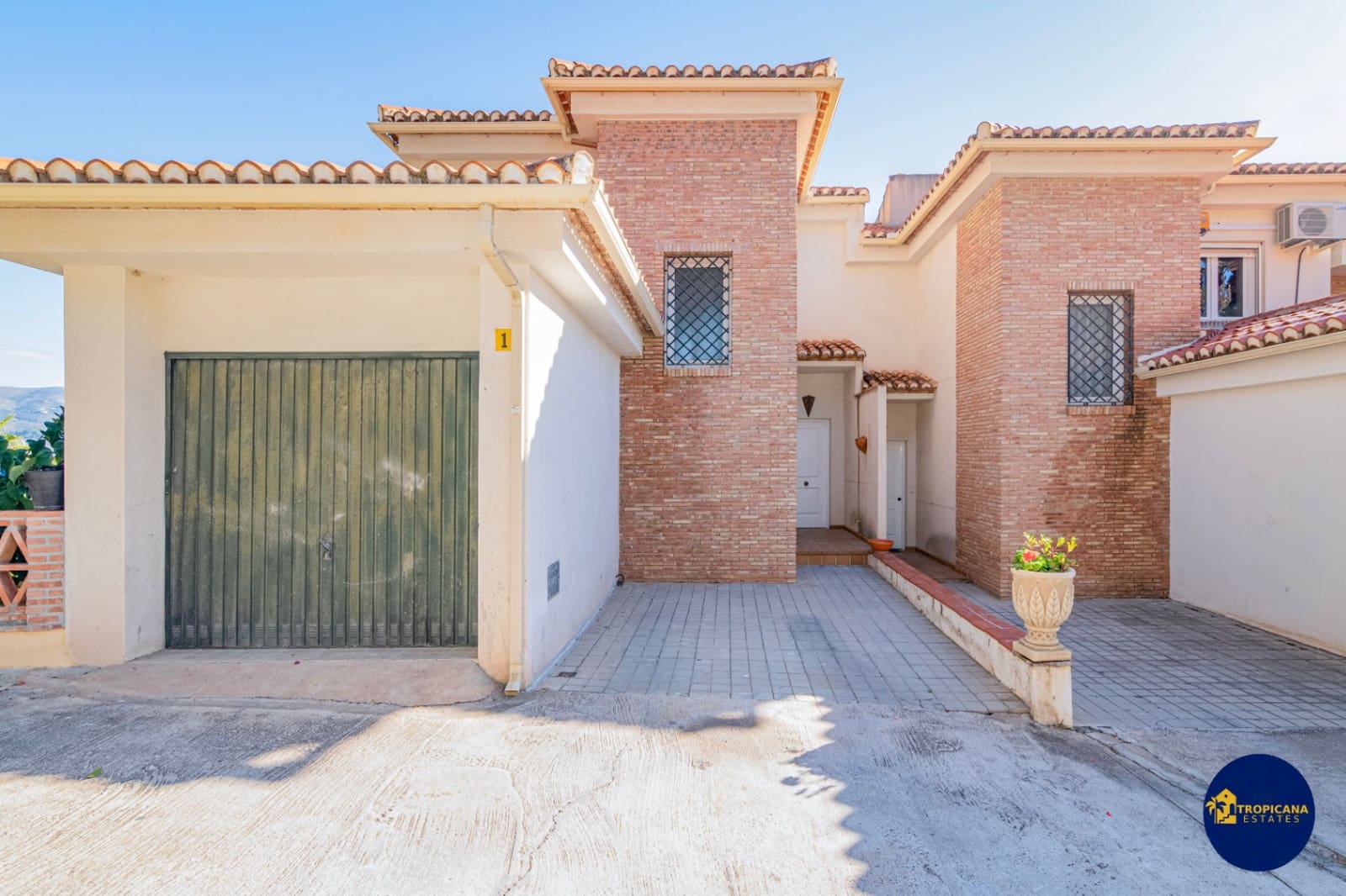 4 soveværelse Rækkehus til salg i Almunecar med swimmingpool garage - € 395.000 (Ref: 9441074)