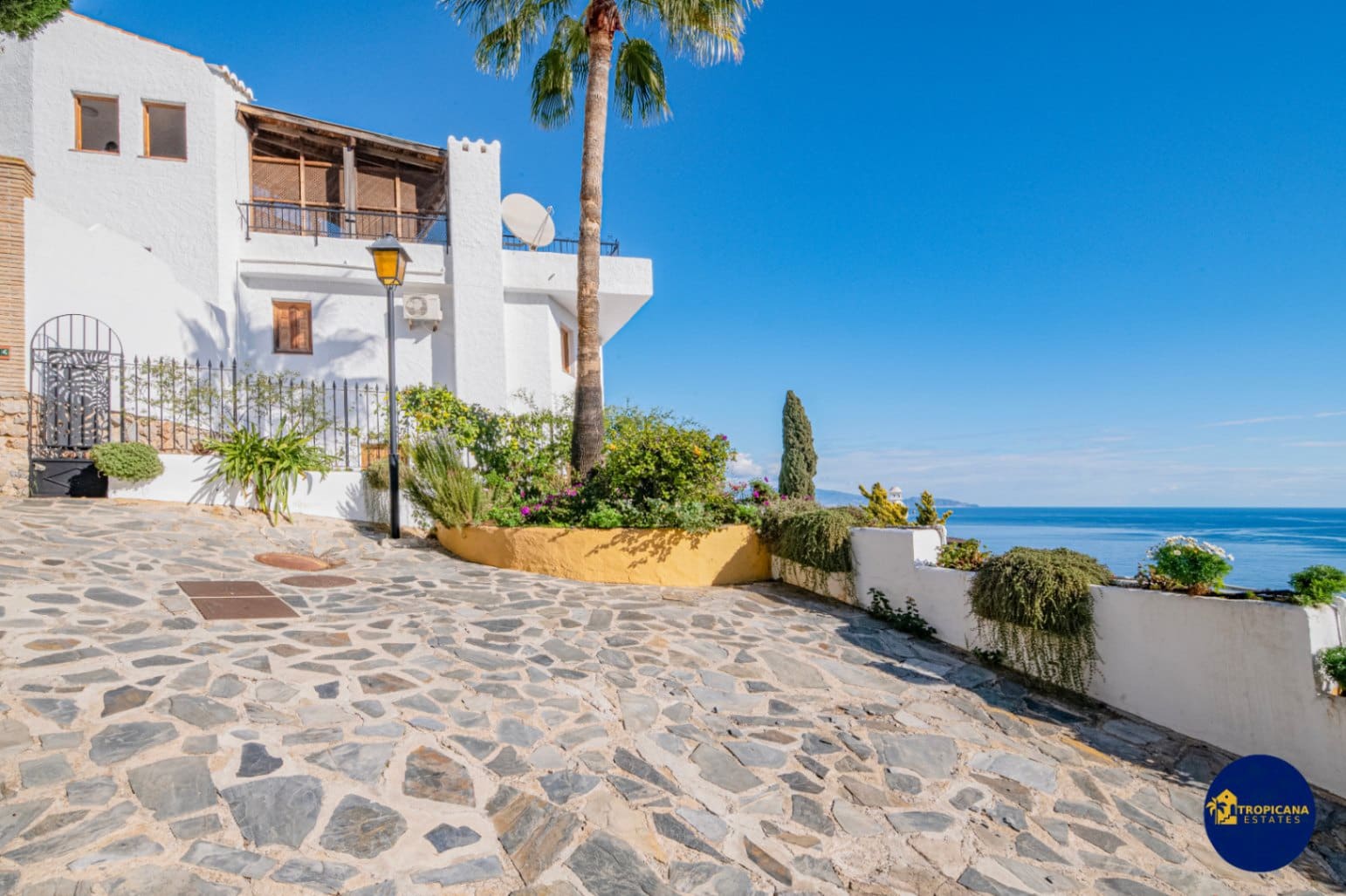 2 sovrum Radhus till salu i La Herradura med pool - 325 000 € (Ref: 9471485)