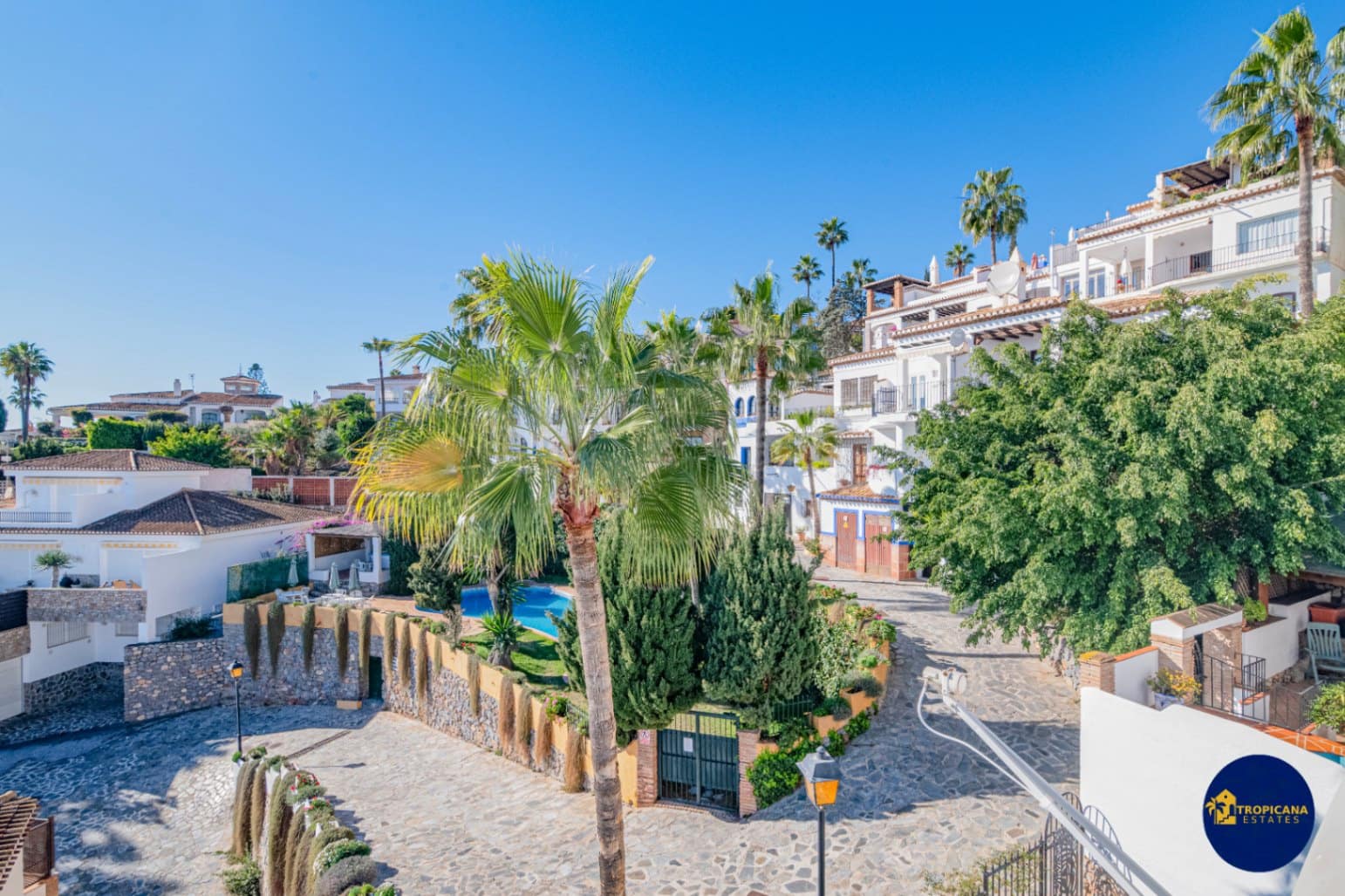 2 sovrum Radhus till salu i La Herradura med pool - 325 000 € (Ref: 9471485)