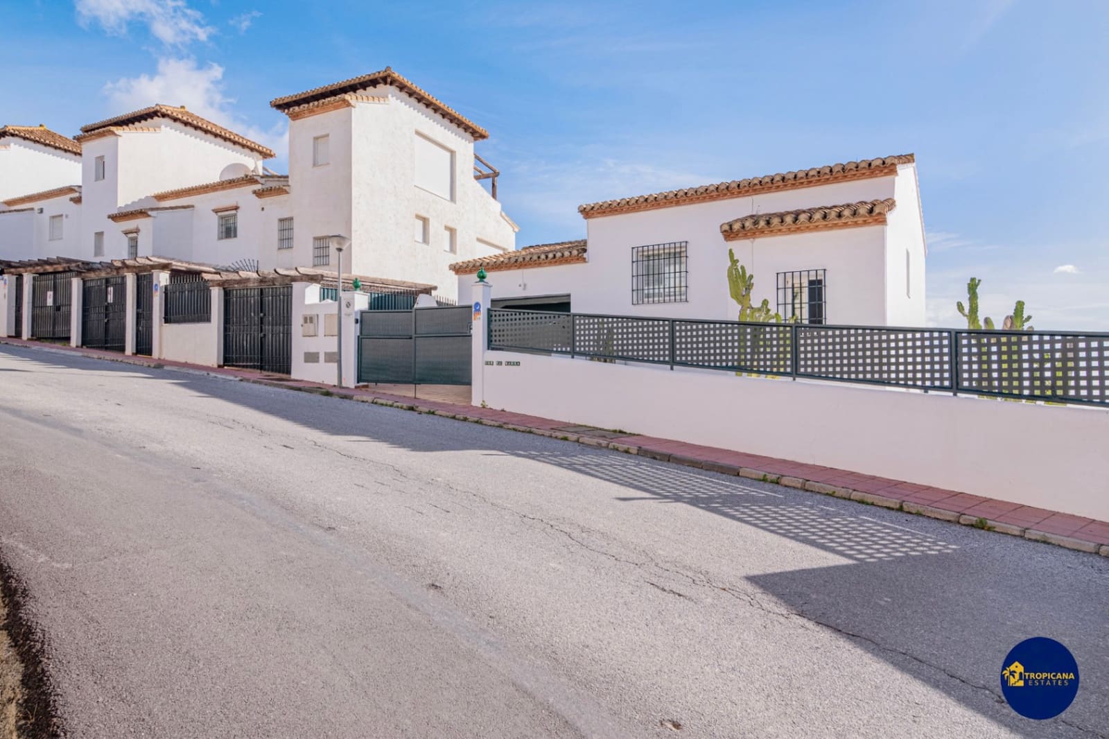 4 soveværelse Villa til salg i Almunecar med swimmingpool garage - € 695.000 (Ref: 9627068)