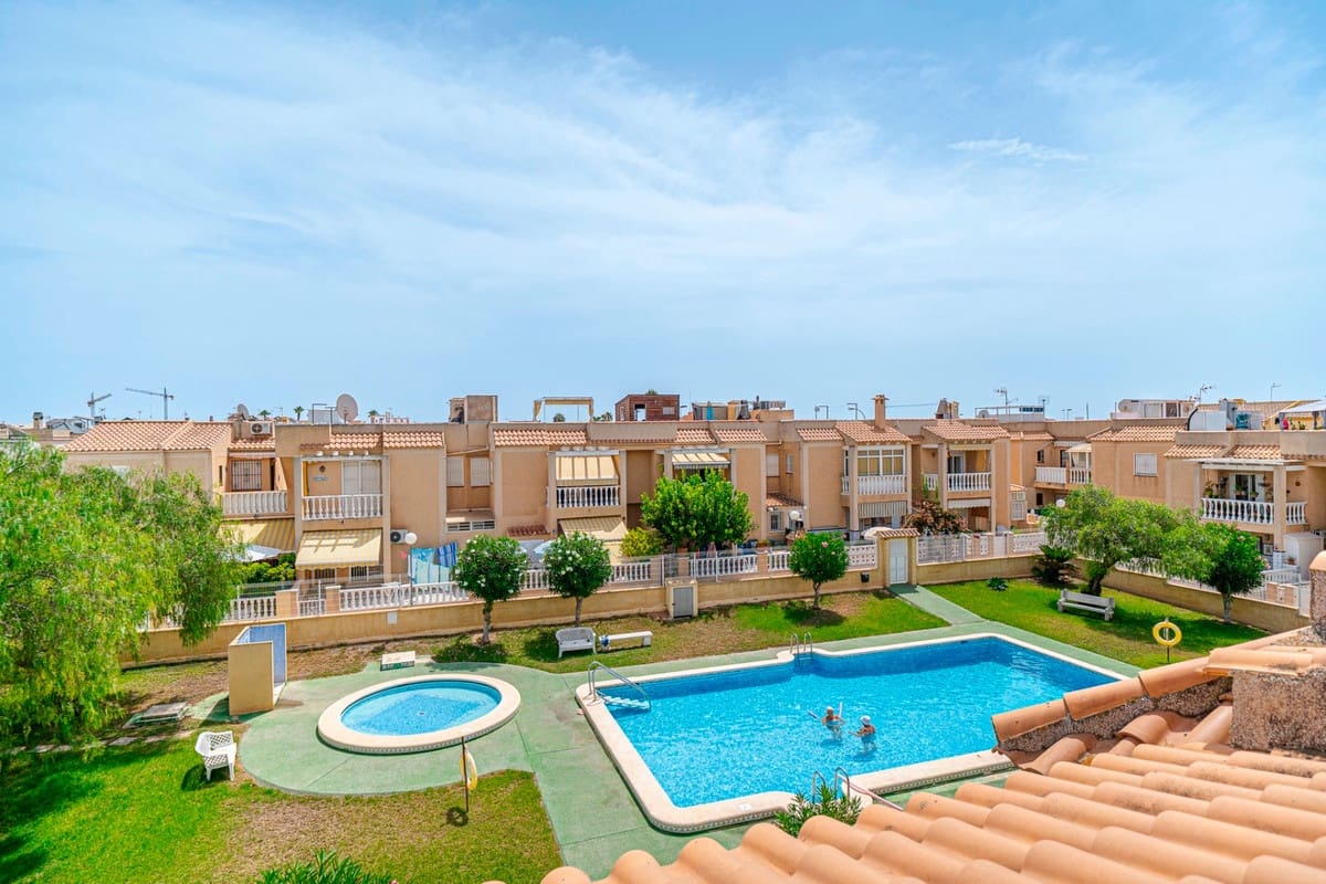 2 soverom Penthouse til salgs i Torrevieja med svømmebasseng garasje - € 129 000 (Ref: 10027698)
