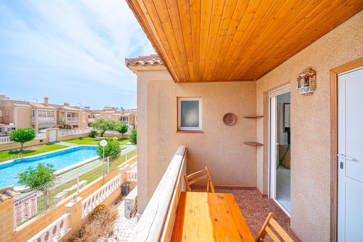 2 soverom Penthouse til salgs i Torrevieja med svømmebasseng garasje - € 129 000 (Ref: 10027698)