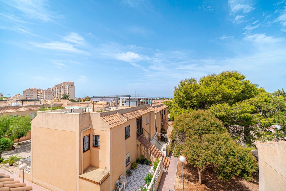 2 soverom Penthouse til salgs i Torrevieja med svømmebasseng garasje - € 129 000 (Ref: 10027698)