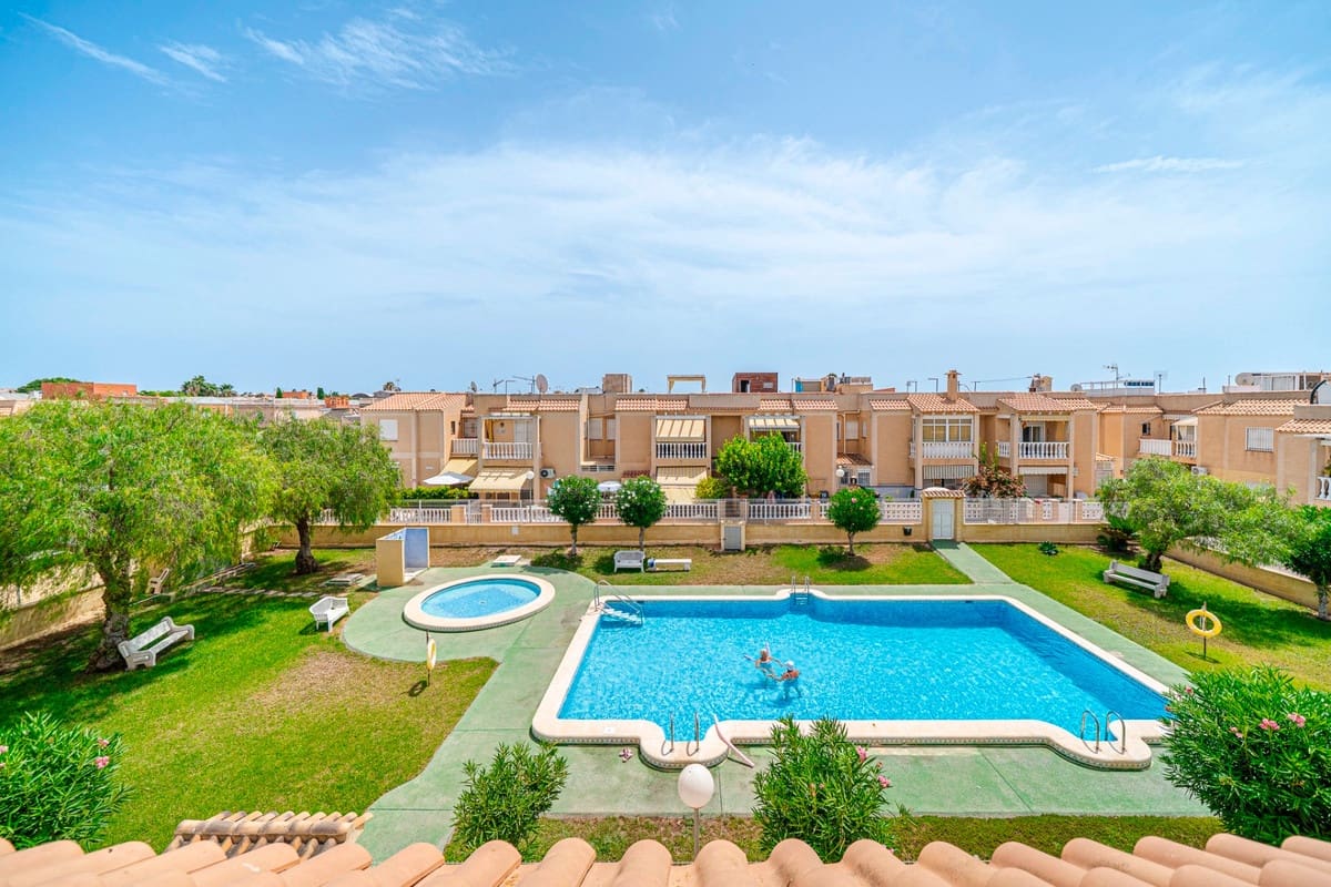 2 soverom Penthouse til salgs i Torrevieja med svømmebasseng garasje - € 129 000 (Ref: 10027698)