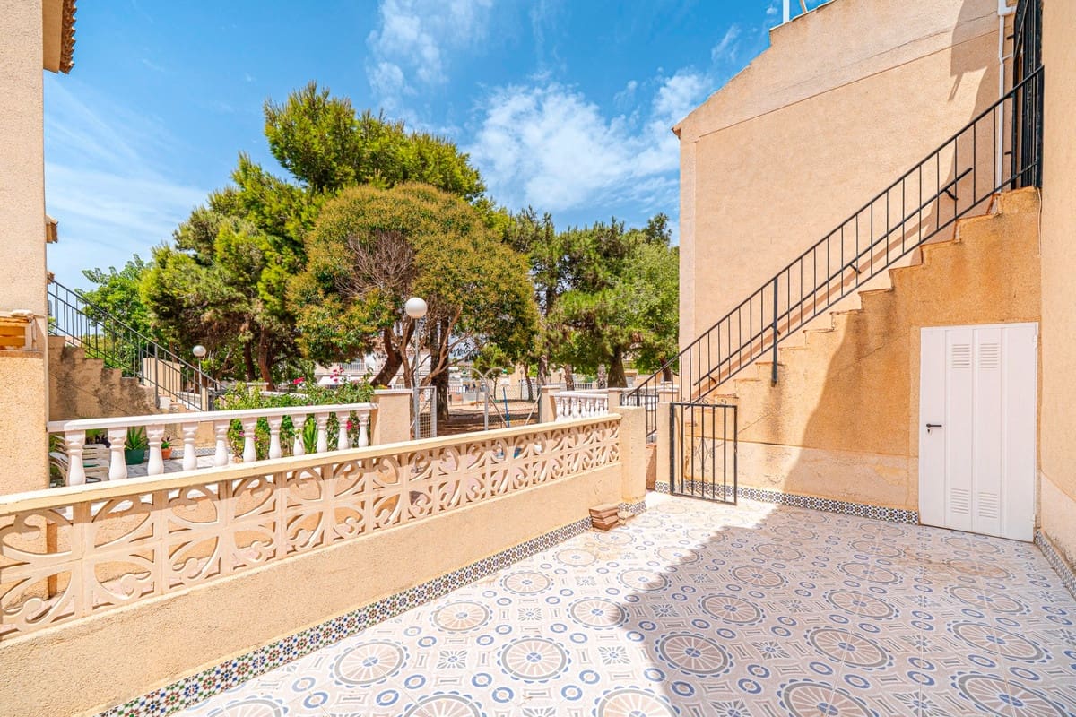 2 soverom Penthouse til salgs i Torrevieja med svømmebasseng garasje - € 129 000 (Ref: 10027698)
