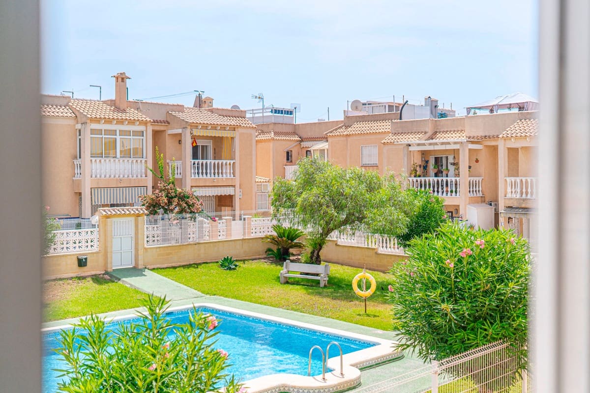 2 soverom Penthouse til salgs i Torrevieja med svømmebasseng garasje - € 129 000 (Ref: 10027698)