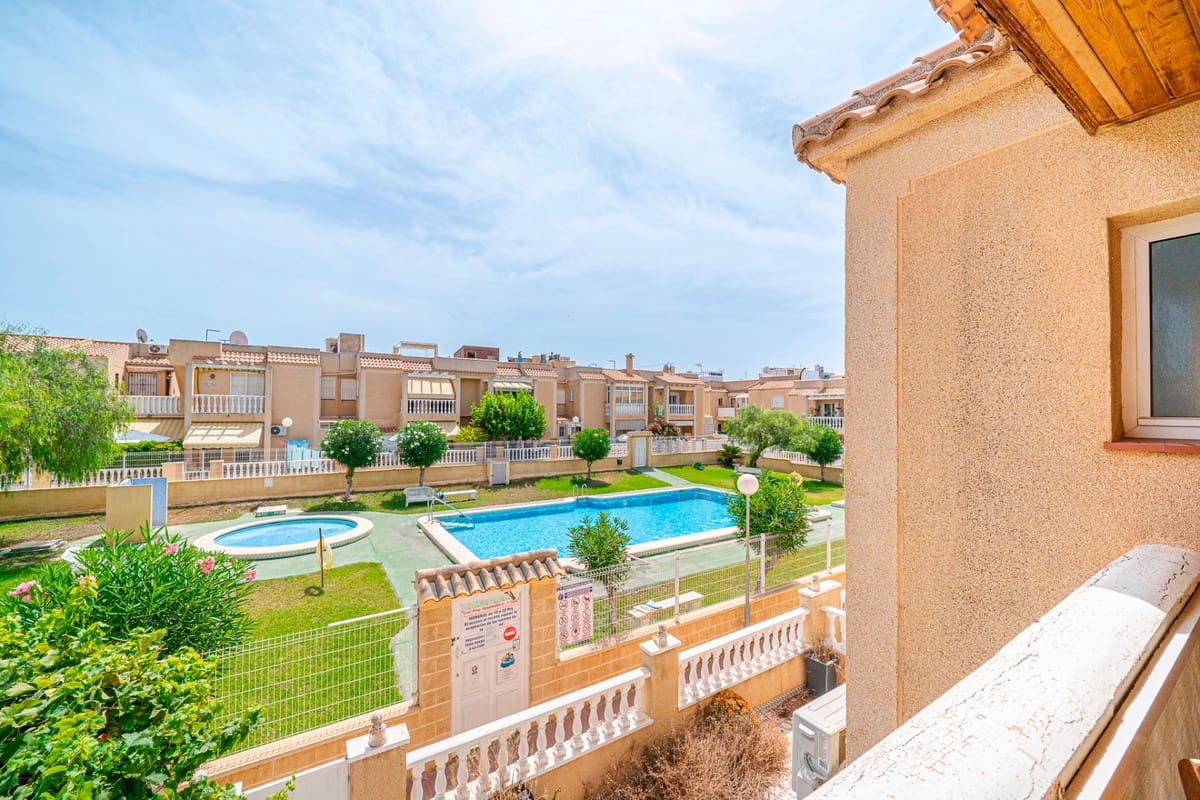 2 soverom Penthouse til salgs i Torrevieja med svømmebasseng garasje - € 129 000 (Ref: 10027698)