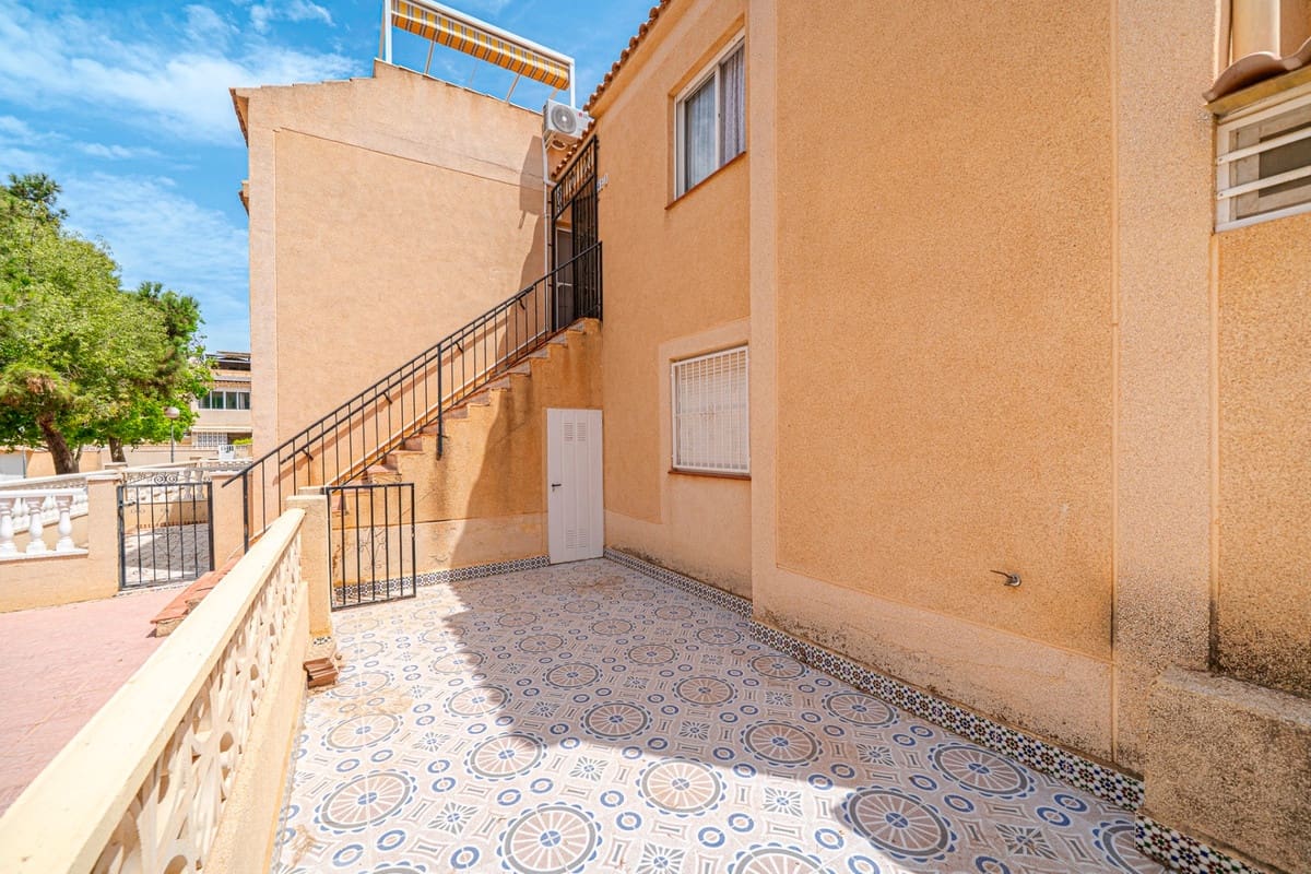 2 soverom Penthouse til salgs i Torrevieja med svømmebasseng garasje - € 129 000 (Ref: 10027698)