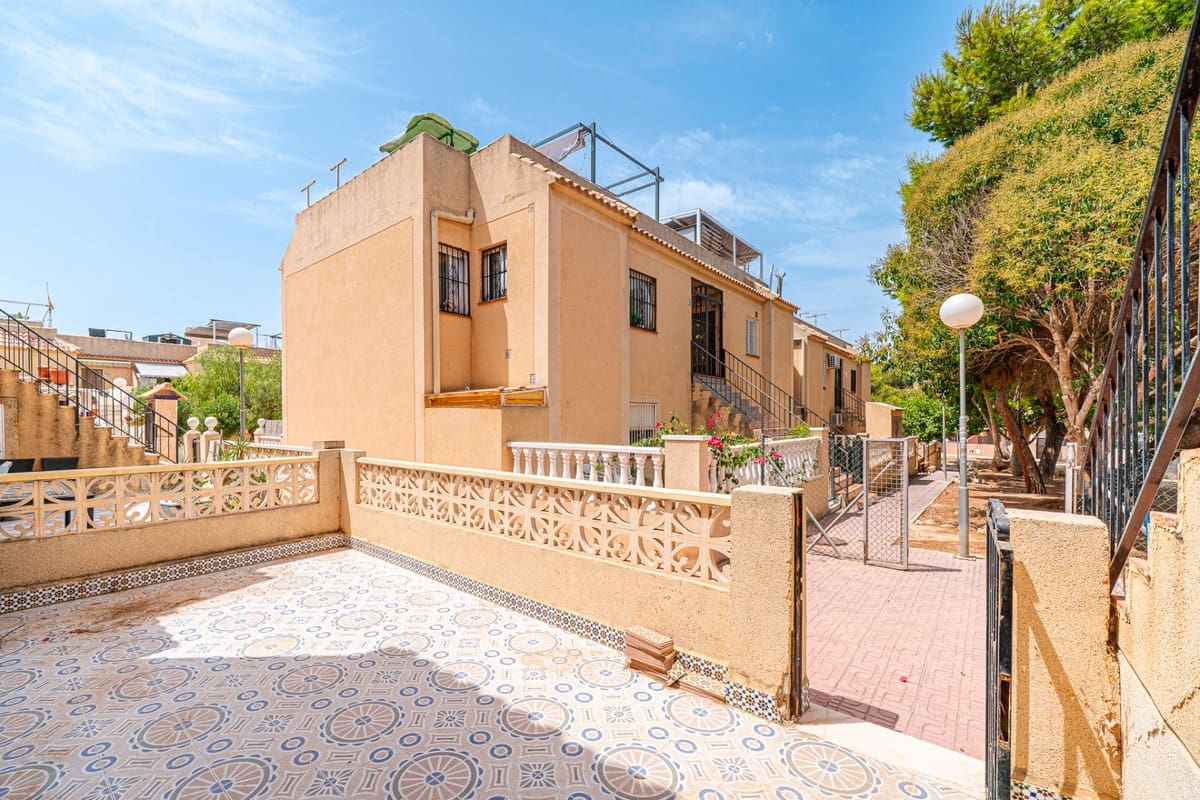 2 soverom Penthouse til salgs i Torrevieja med svømmebasseng garasje - € 129 000 (Ref: 10027698)