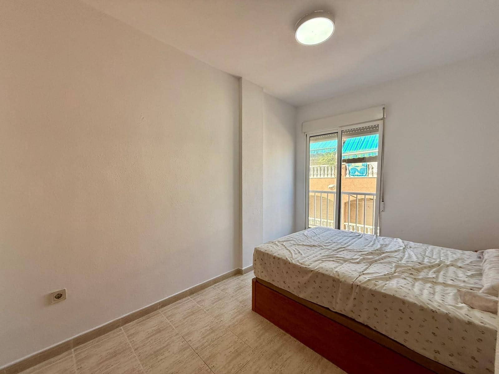 Apartamento de 2 habitaciones en Torrevieja en venta con piscina - 140.000 € (Ref: 10118384)