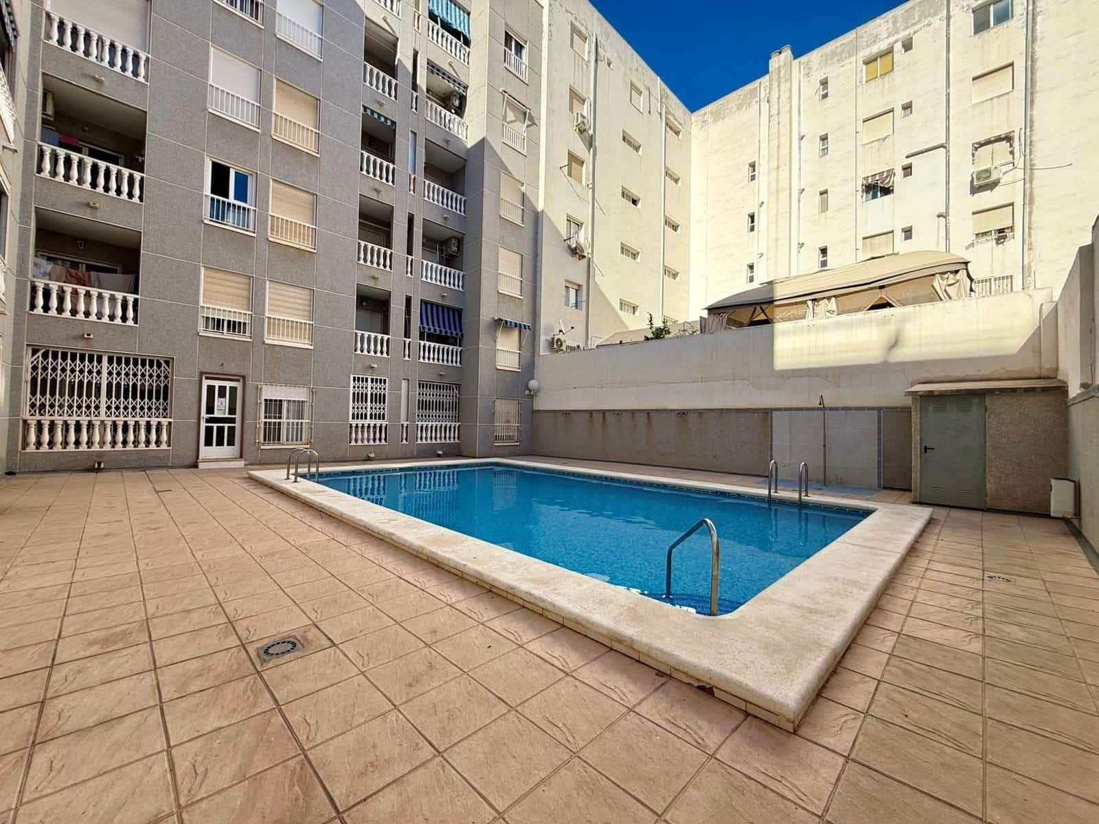 Apartamento de 2 habitaciones en Torrevieja en venta con piscina - 140.000 € (Ref: 10118384)