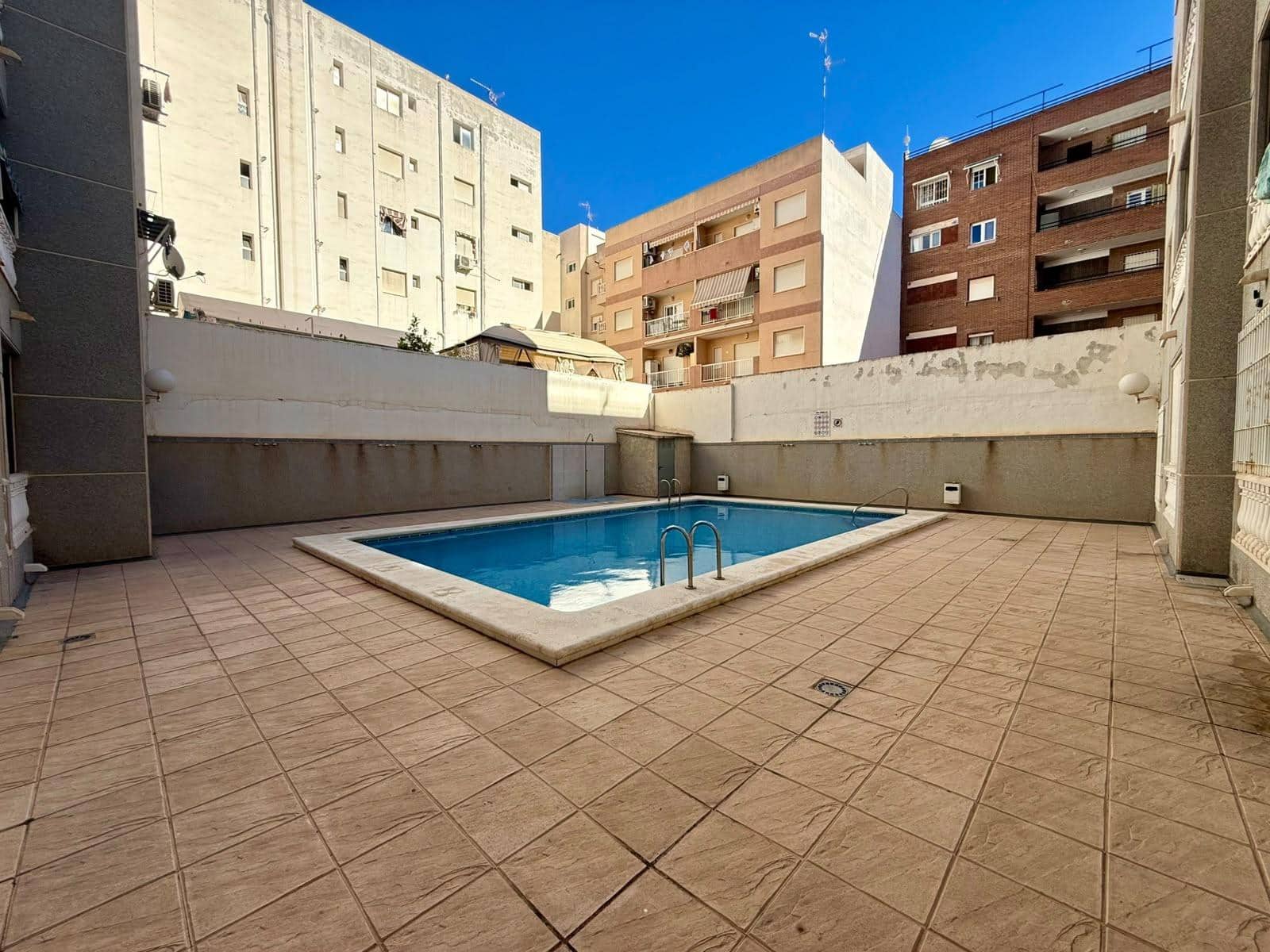 Apartamento de 2 habitaciones en Torrevieja en venta con piscina - 140.000 € (Ref: 10118384)