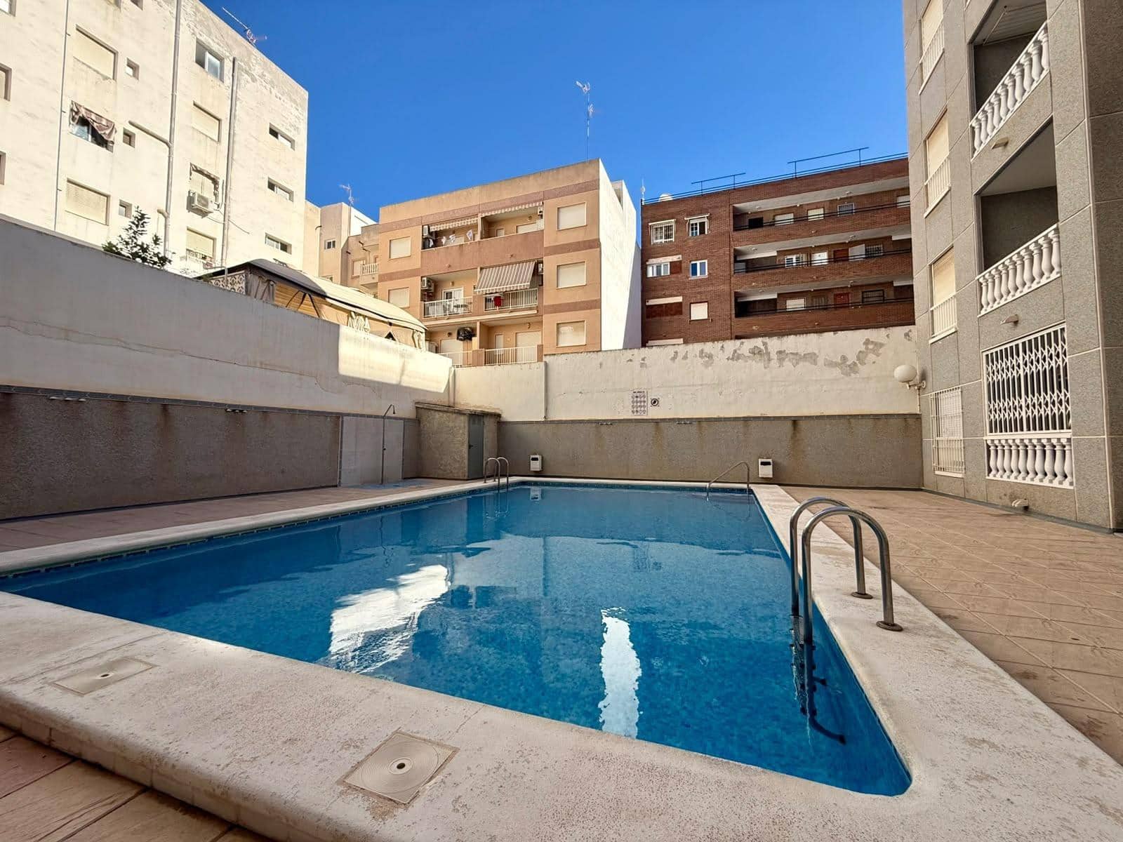 Apartamento de 2 habitaciones en Torrevieja en venta con piscina - 140.000 € (Ref: 10118384)