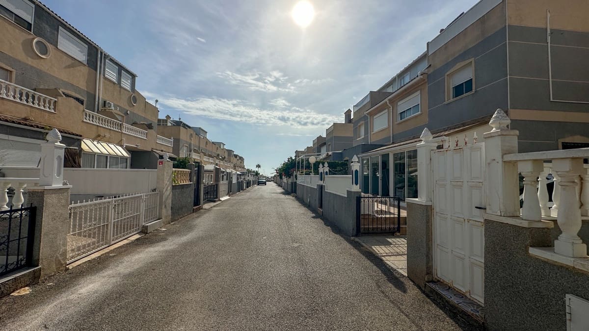 2 soveværelse Byhus til salg i Playa Flamenca med swimmingpool garage - € 180.000 (Ref: 10168106)