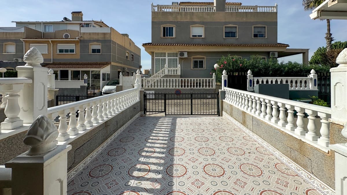 2 soveværelse Byhus til salg i Playa Flamenca med swimmingpool garage - € 180.000 (Ref: 10168106)