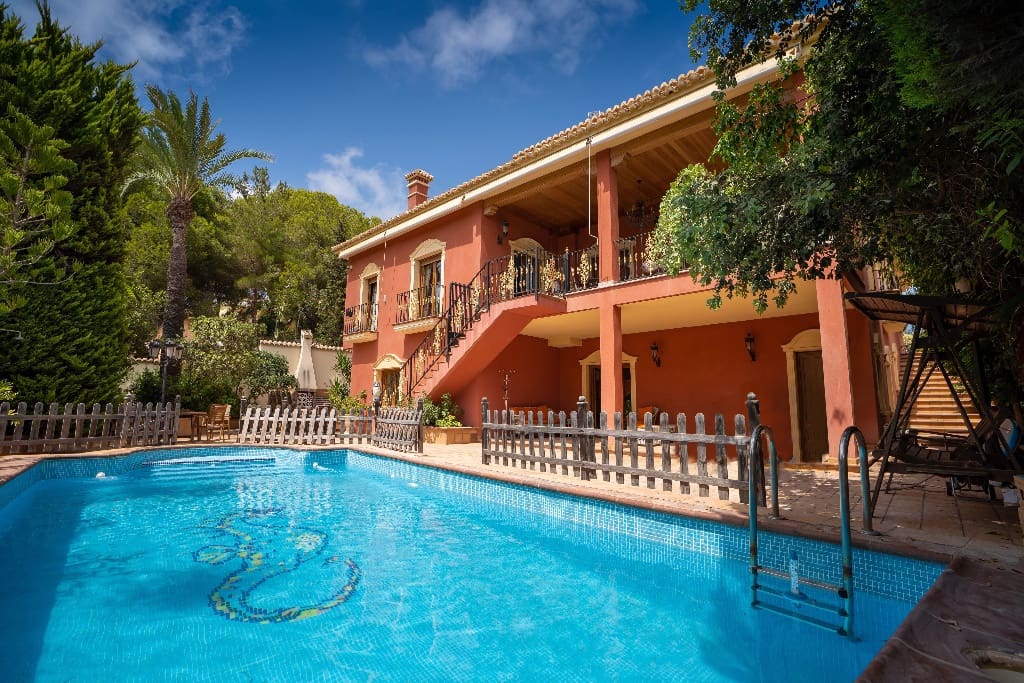 7 bedroom Villa for sale in Campoamor with pool garage - € 1,500,000 (Ref: 7924365)