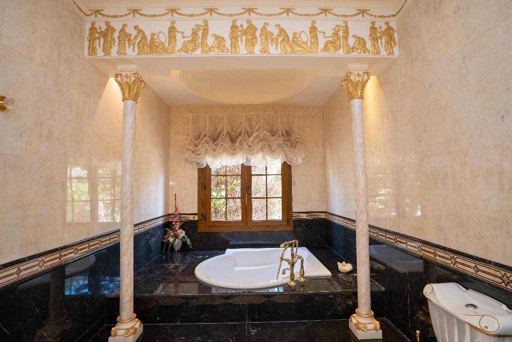 7 bedroom Villa for sale in Campoamor with pool garage - € 1,500,000 (Ref: 7924365)