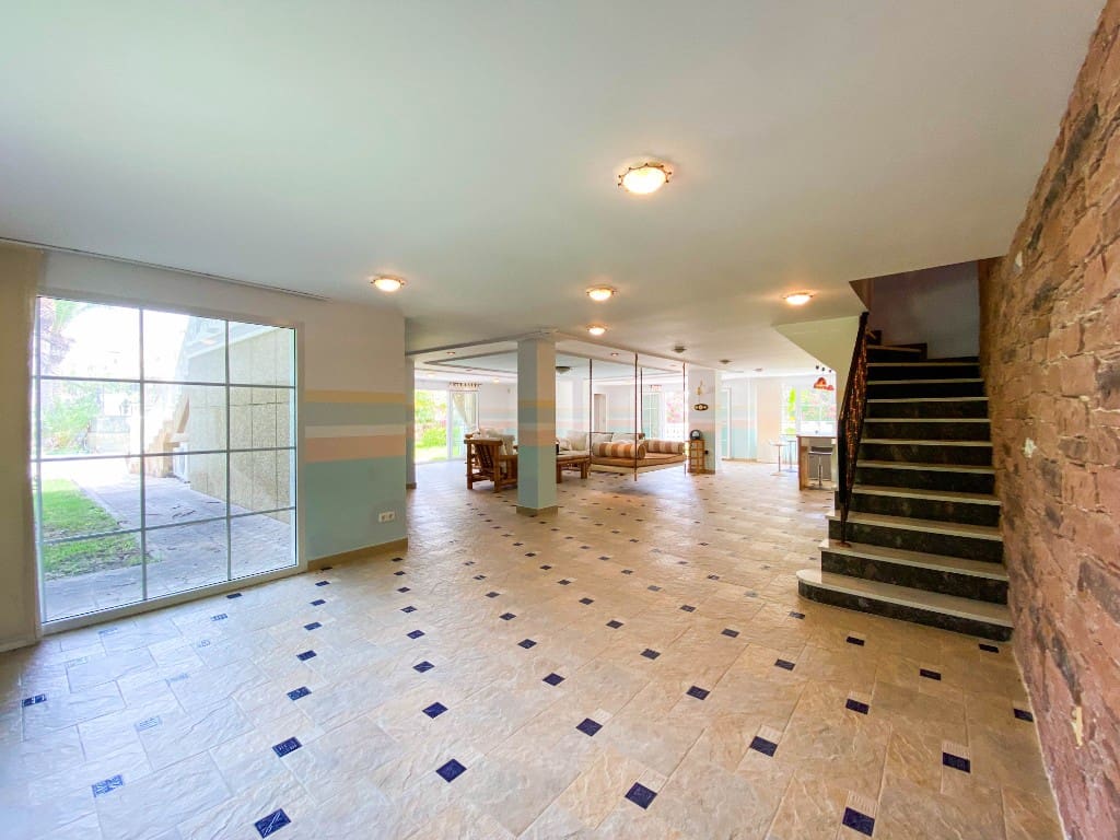 7 bedroom Villa for sale in Villamartin with pool garage - € 1,120,000 (Ref: 7924443)