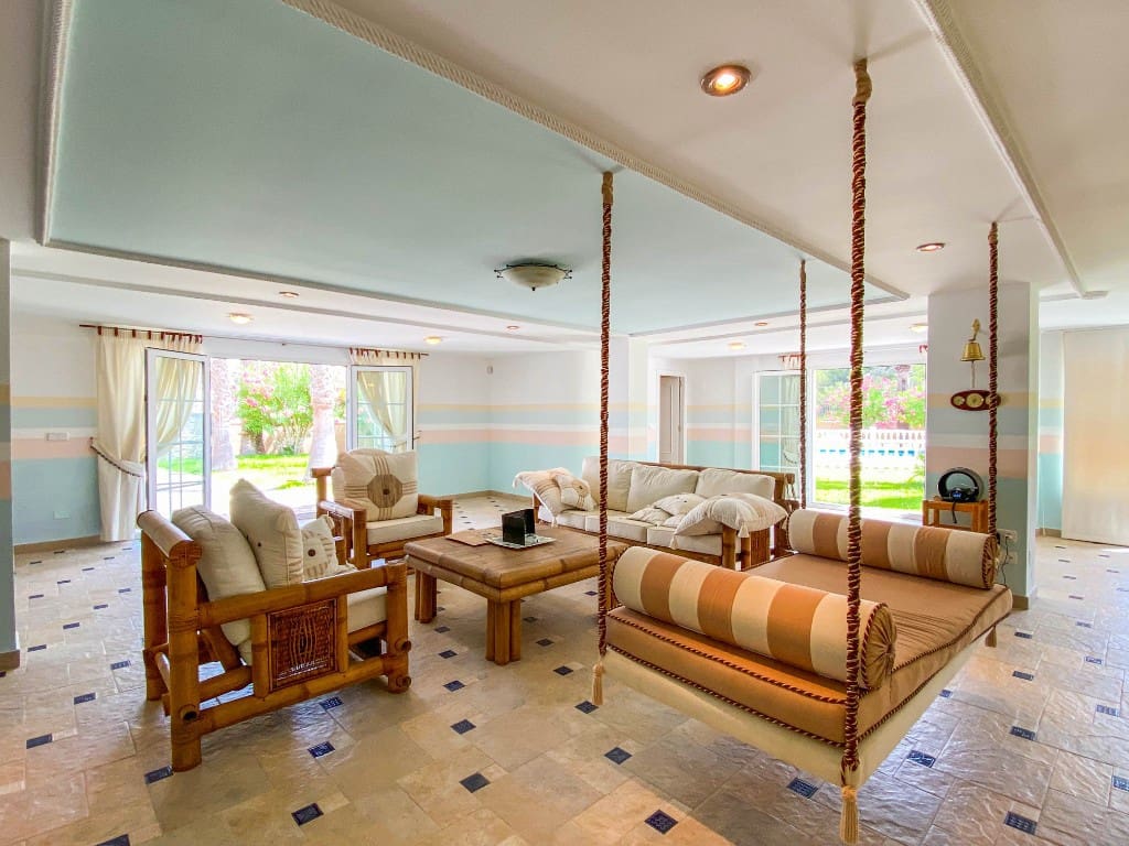 7 bedroom Villa for sale in Villamartin with pool garage - € 1,120,000 (Ref: 7924443)