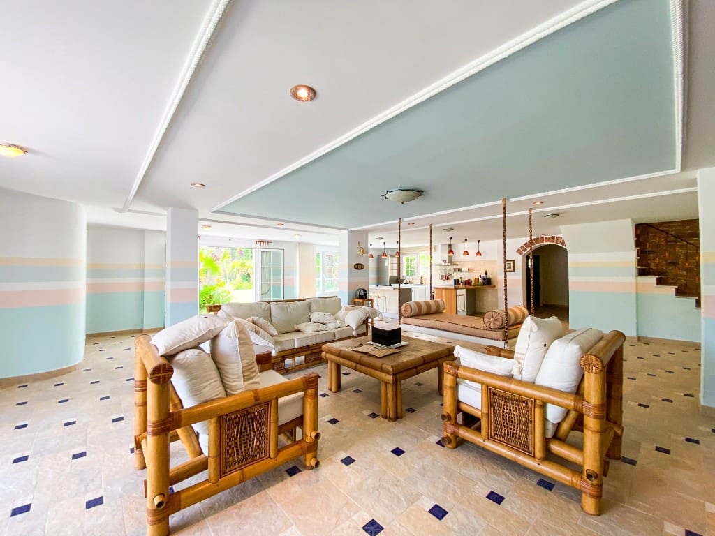 7 bedroom Villa for sale in Villamartin with pool garage - € 1,120,000 (Ref: 7924443)