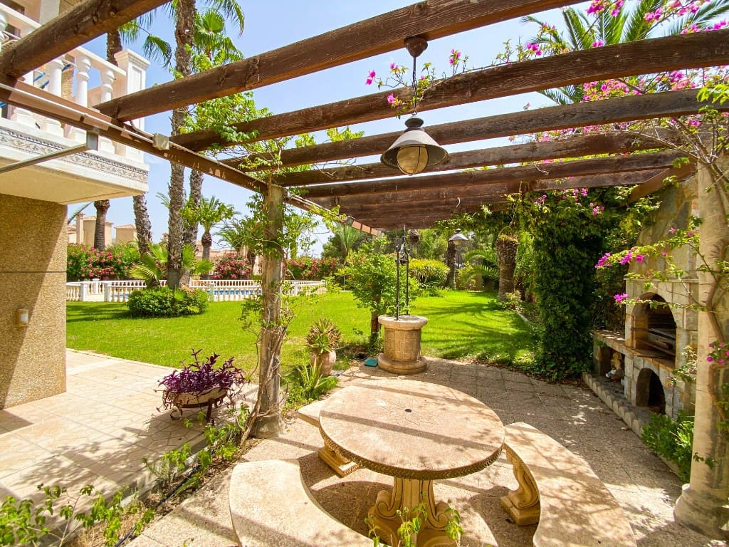 7 bedroom Villa for sale in Villamartin with pool garage - € 1,120,000 (Ref: 7924443)