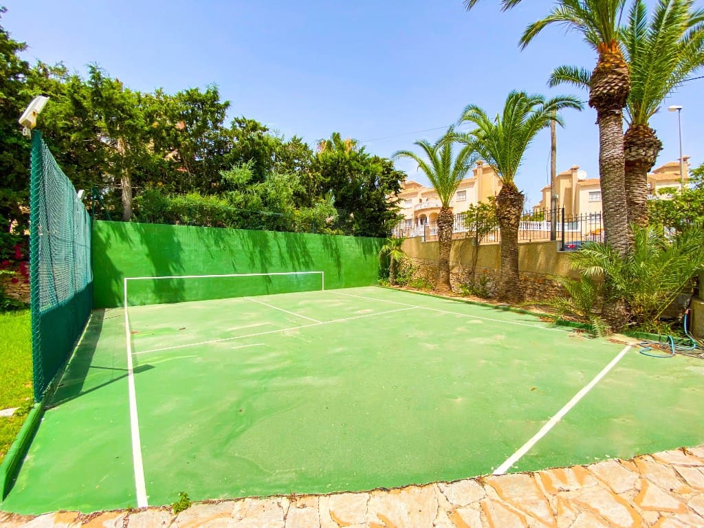 7 bedroom Villa for sale in Villamartin with pool garage - € 1,120,000 (Ref: 7924443)