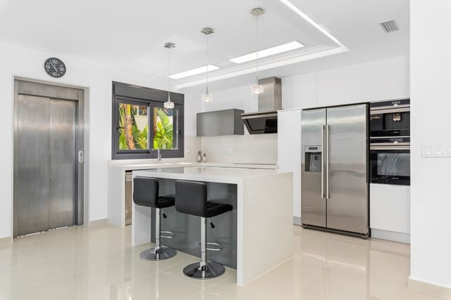 5 quarto Moradia para venda em Los Montesinos com piscina garagem - 899 000 € (Ref: 8320872)