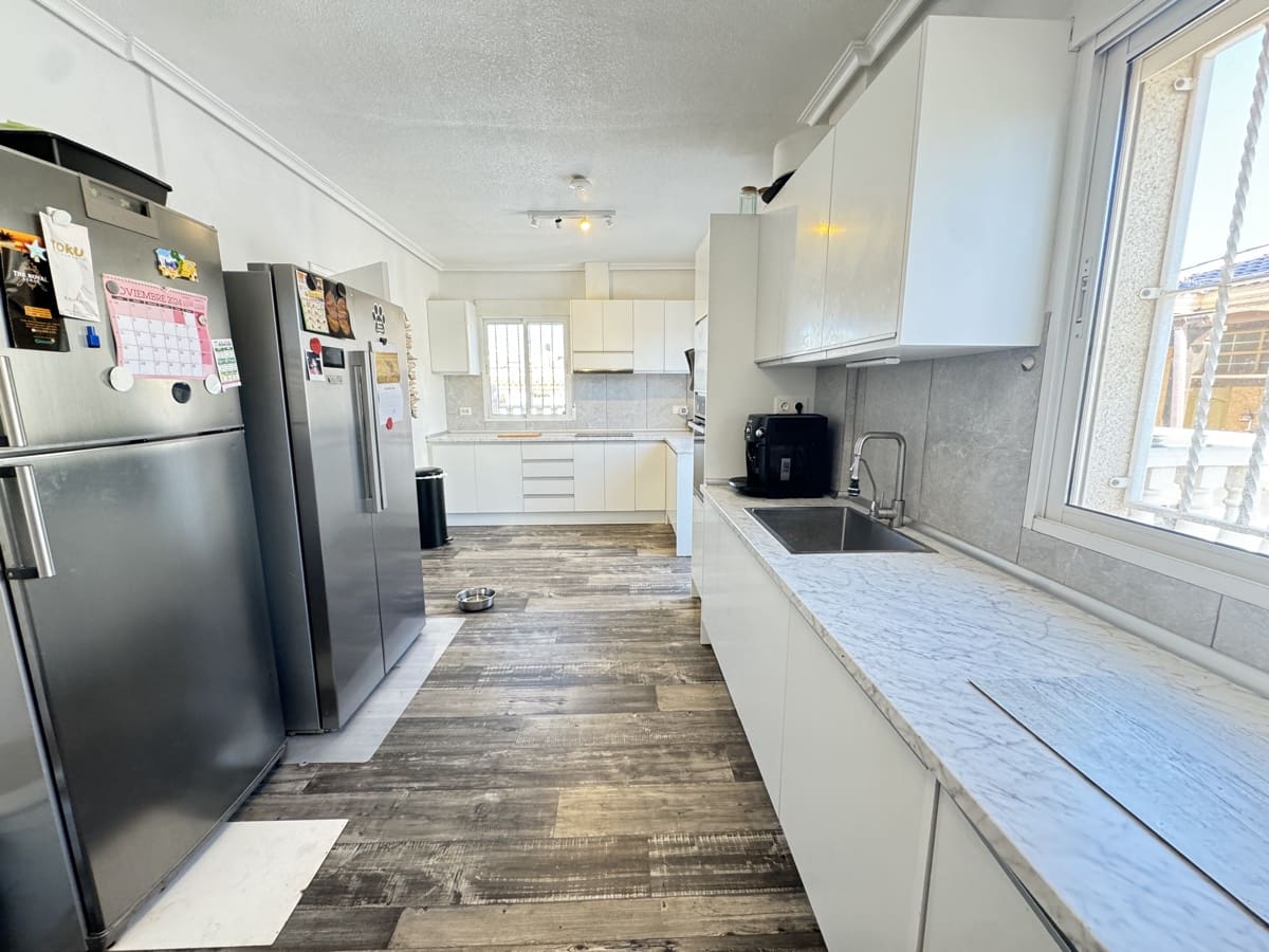 4 makuuhuone Huvila myytävänä paikassa Ciudad Quesada mukana uima-altaan 
autotalli - 590 000 € (Ref: 8671586)