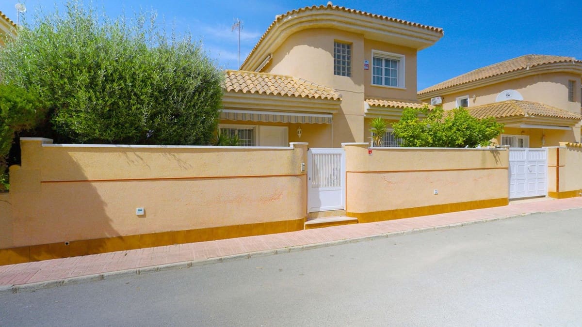3 soveværelse Villa til salg i Orihuela Costa med swimmingpool - € 360.000 (Ref: 8832109)