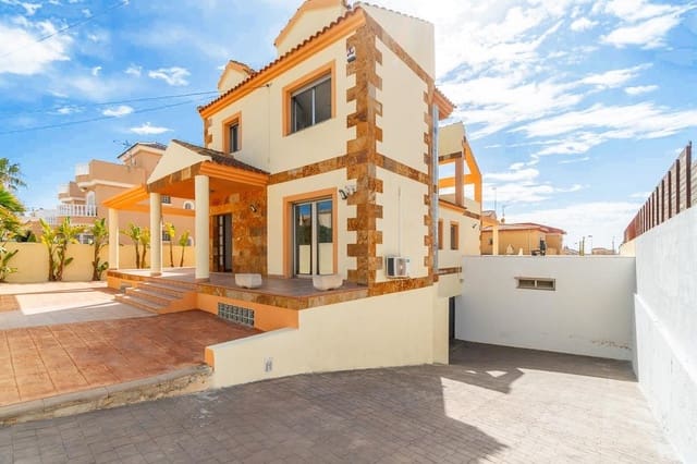 6 makuuhuone Huvila myytävänä paikassa Aguas Nuevas, Torrevieja mukana uima-altaan 
autotalli - 750 000 € (Ref: 8939960)