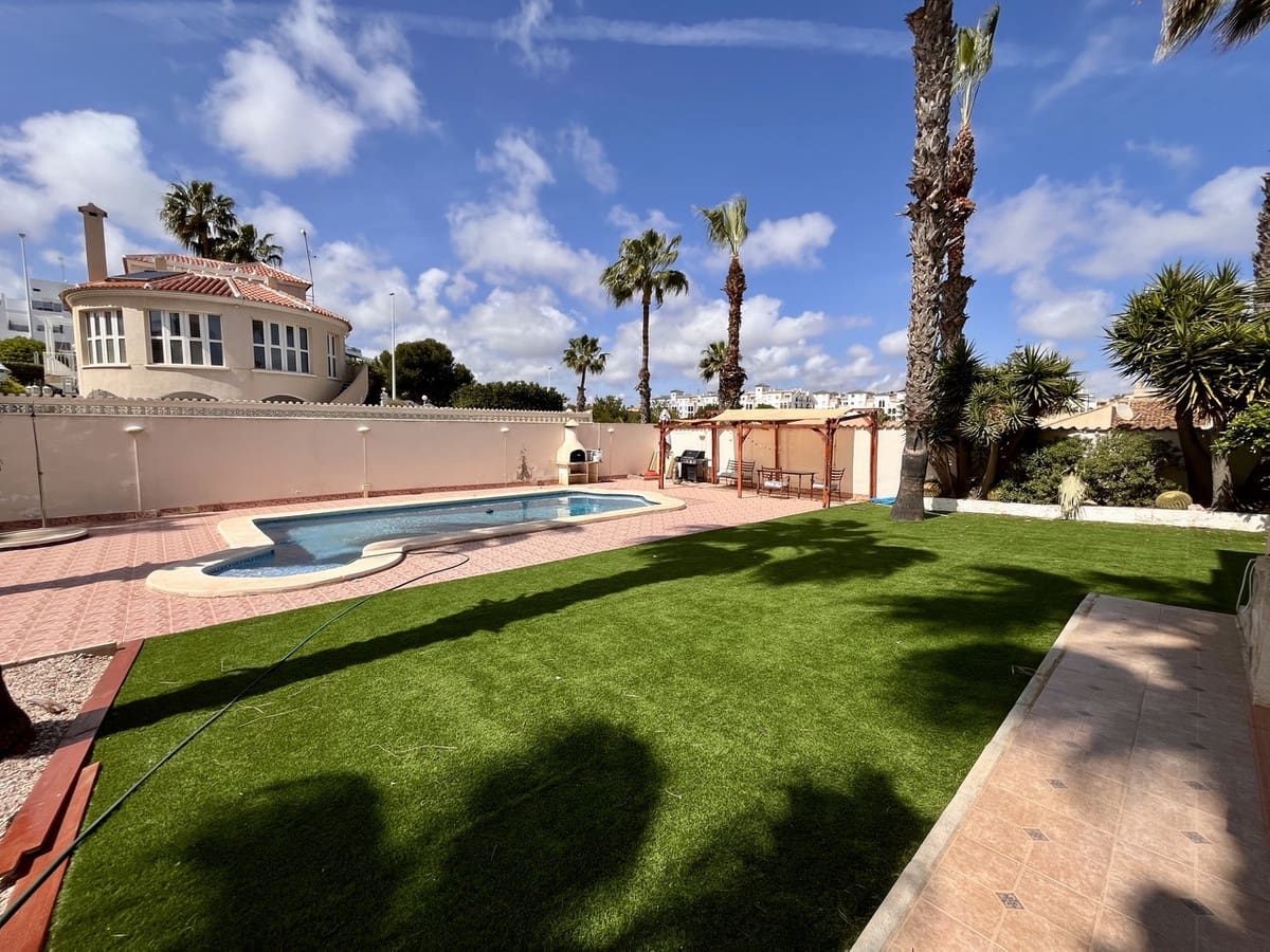 5 soverom Villa til salgs i La Zenia med svømmebasseng garasje - € 600 000 (Ref: 8941071)