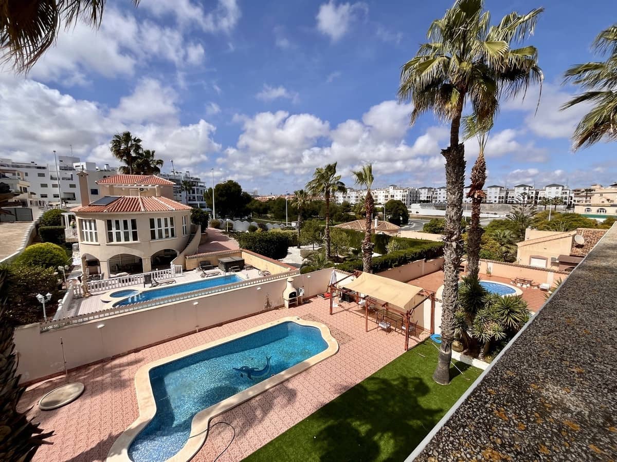 5 bedroom Villa for sale in La Zenia with pool garage - € 600,000 (Ref: 8941071)