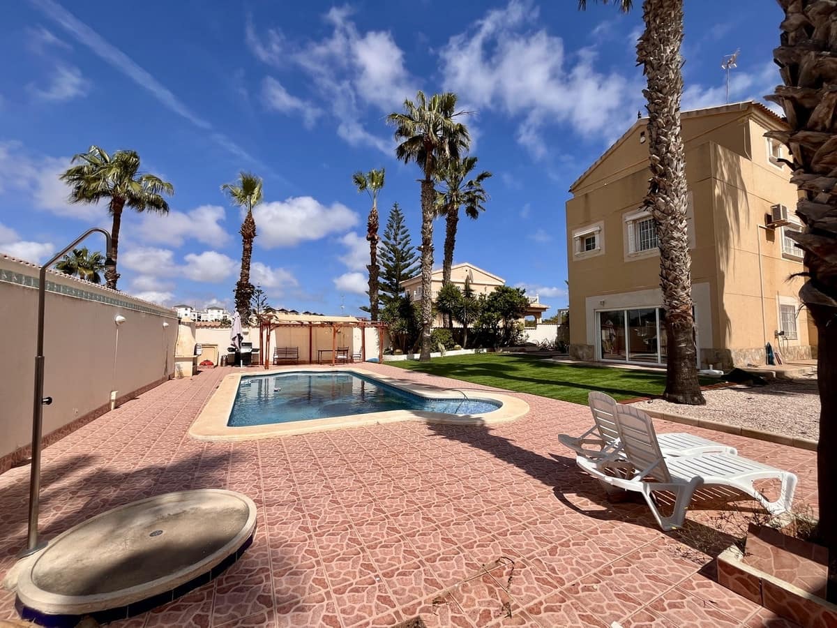5 bedroom Villa for sale in La Zenia with pool garage - € 600,000 (Ref: 8941071)