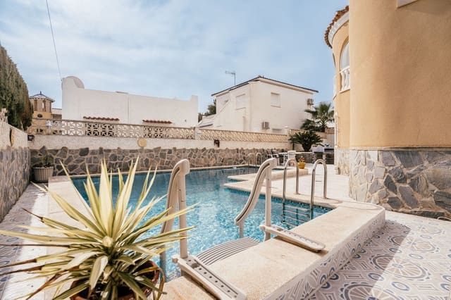 4 Zimmer Villa zu verkaufen in Villamartin, Orihuela mit Pool Garage - 389.000 € (Ref: 8941682)